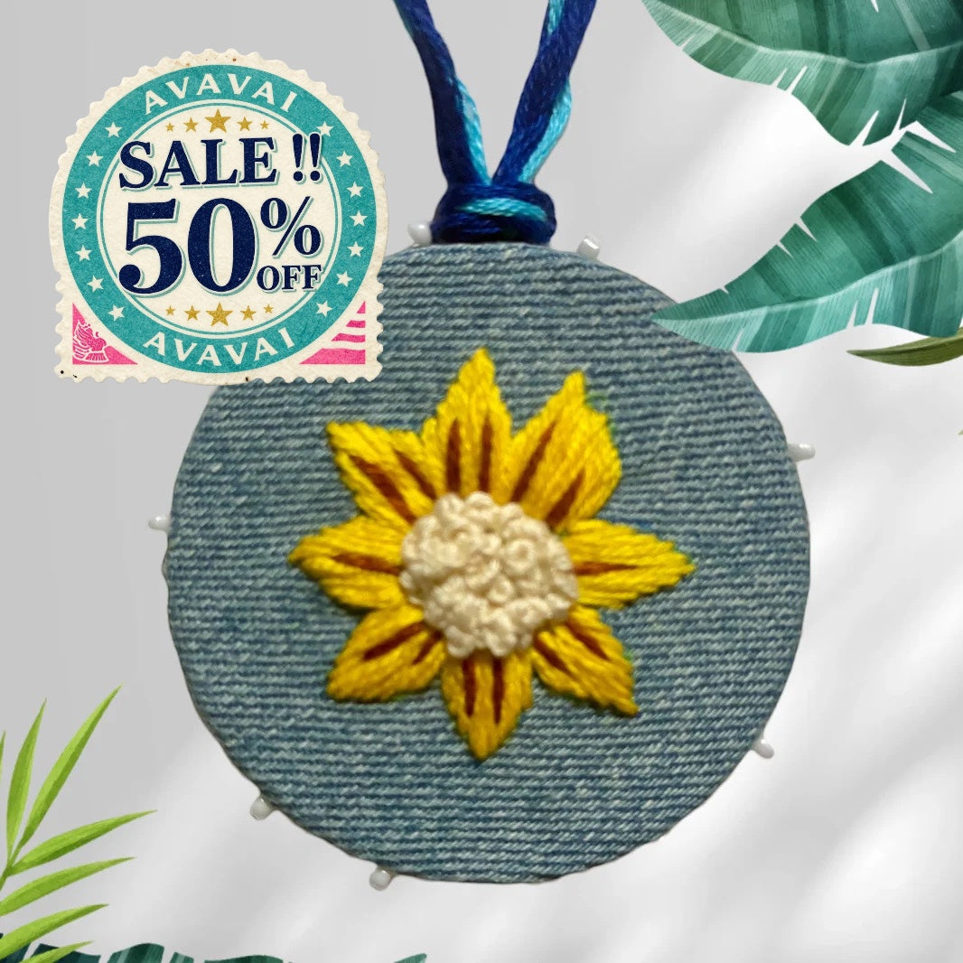 Halskette mit handbesticktem Medaillon 🌼 Denim