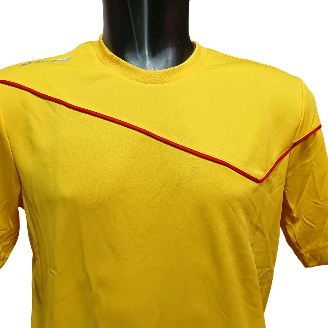 Lotto completo maglietta e pantaloncino da calcio-calcetto da adulto Sigma Q8531 giallo-rosso