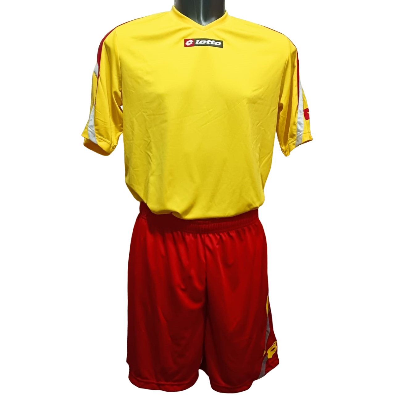 Lotto completo maglia e pantaloncino da calcio-calcetto da adulto Power N3484 giallo-rosso