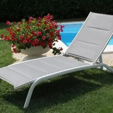 Lettino Itaca Impilabile: Alluminio Bianco, Textilene Imbottito Ecru', cm 194x71x83
