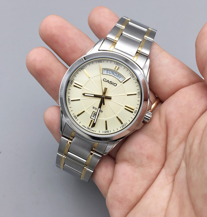 Casio MTP-1381G-9A – Orologio Uomo Acciaio IP Oro Beige Quadrante Giorno-Data