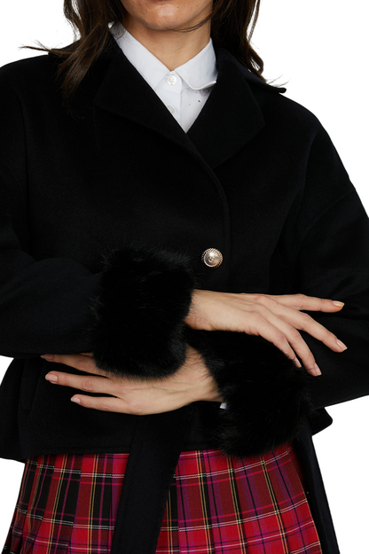 Relish – Cappotto SAN_PAOLO Corto Manica Lunga Doppiopetto con Bordi Pelliccia, Tasche e Cintura RDA2505377033 Nero | Lusso Moderno, Silhouette Sofisticata e Calore Autunno Inverno