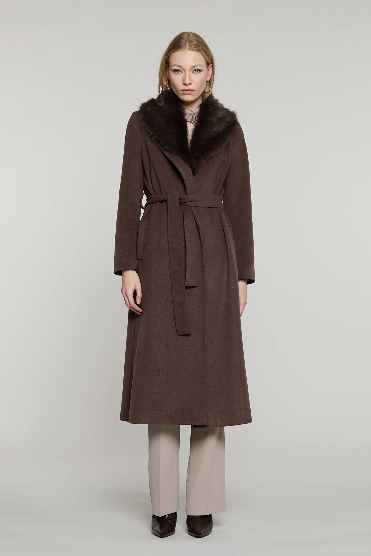 Relish Cappotto ANNAPUR_BIS lungo manica lunga con collo pelliccia staccabile più cintura più tasche RDA2605550002 marrone