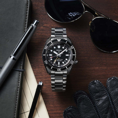 Seiko SPB383J1 – Automatik GMT – Schwarzes Zifferblatt – Rundes Gehäuse 42 mm – Code SPB383J1