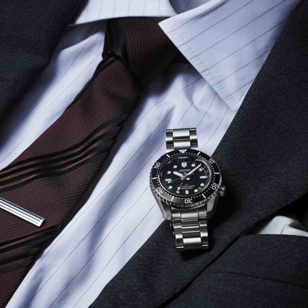 Seiko SPB383J1 – Automatik GMT – Schwarzes Zifferblatt – Rundes Gehäuse 42 mm – Code SPB383J1