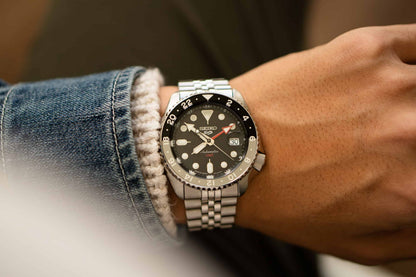 Seiko 5 Sports GMT Automatik Bruce Wayne – Schwarz, 42,5 mm – Referenz SSK001
