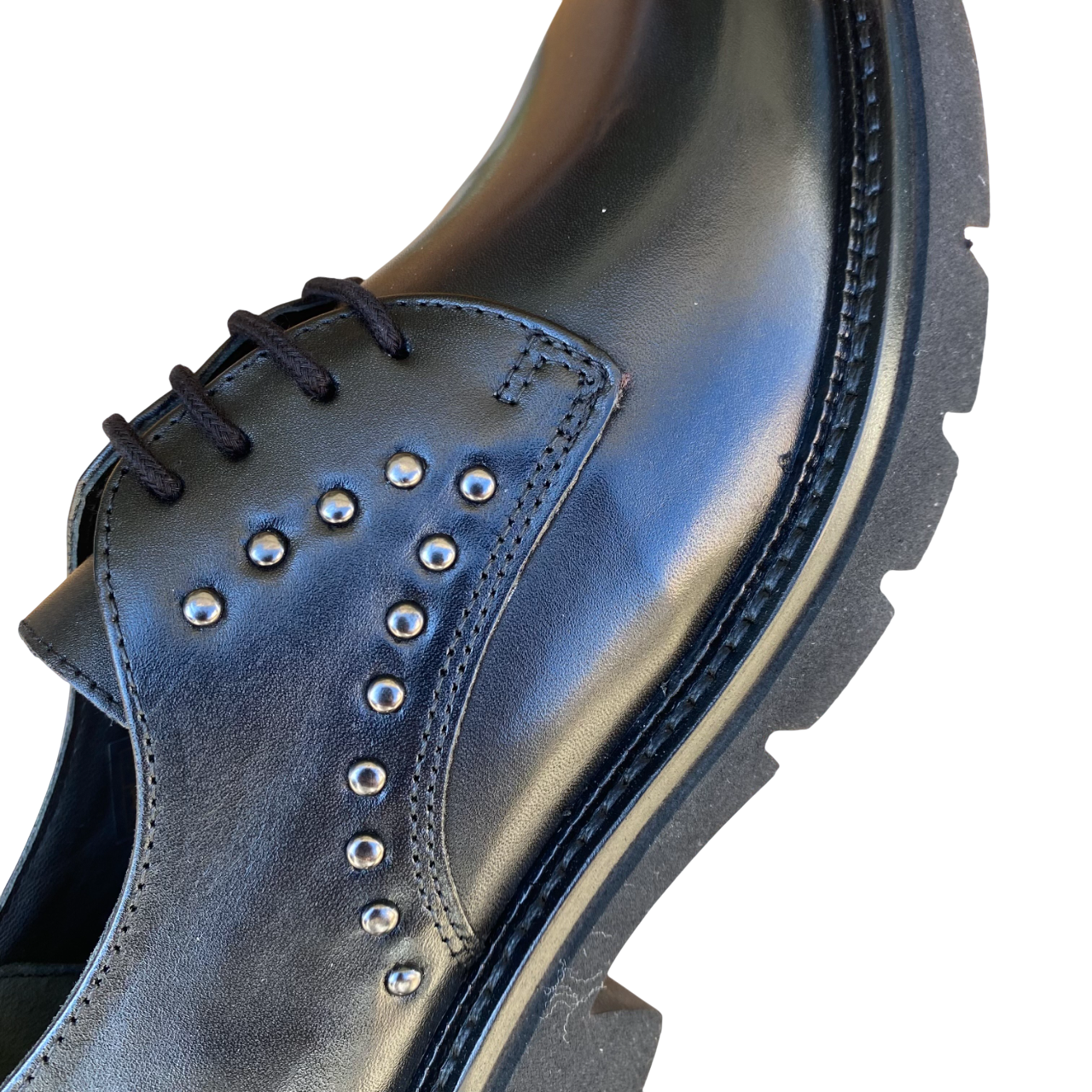 Vueva – Scarpa Bassa Donna in Pelle con Borchiette UB385203M1 Nero | Chic Grintoso e Comfort di Tendenza