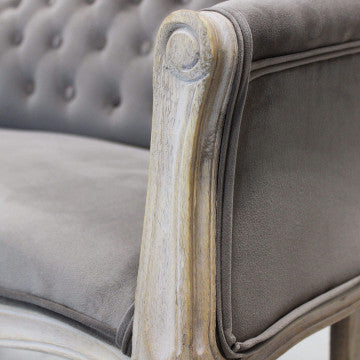 Divano elegante con capitonné in tessuto di lusso