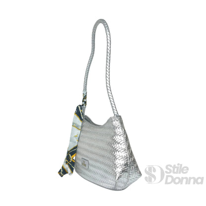 YY Coveri Borsa Intrecciata Argentata in Ecopelle con Sciarpa Decorativa