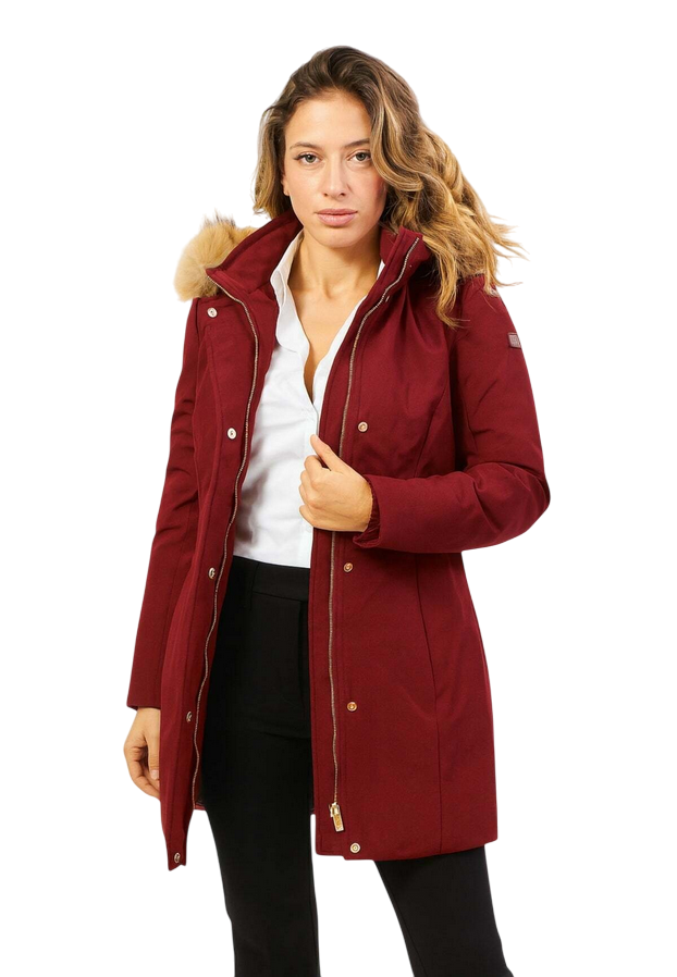 Yes Zee Cappotto Donna Tipo Parka 1390 O075 0580 Rosso Borgogna – Calore Urbano, Eleganza e Funzionalità con Cappuccio in Pelo