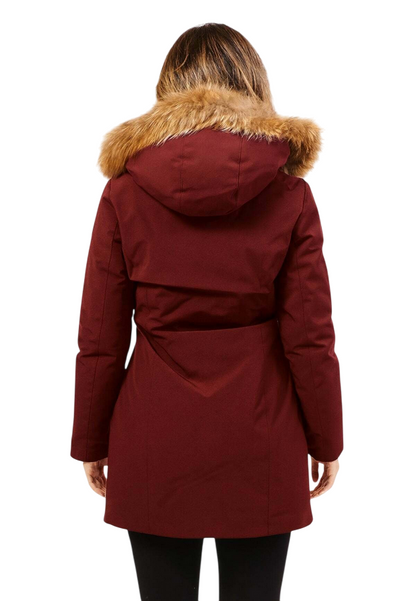Yes Zee Cappotto Donna Tipo Parka 1390 O075 0580 Rosso Borgogna – Calore Urbano, Eleganza e Funzionalità con Cappuccio in Pelo