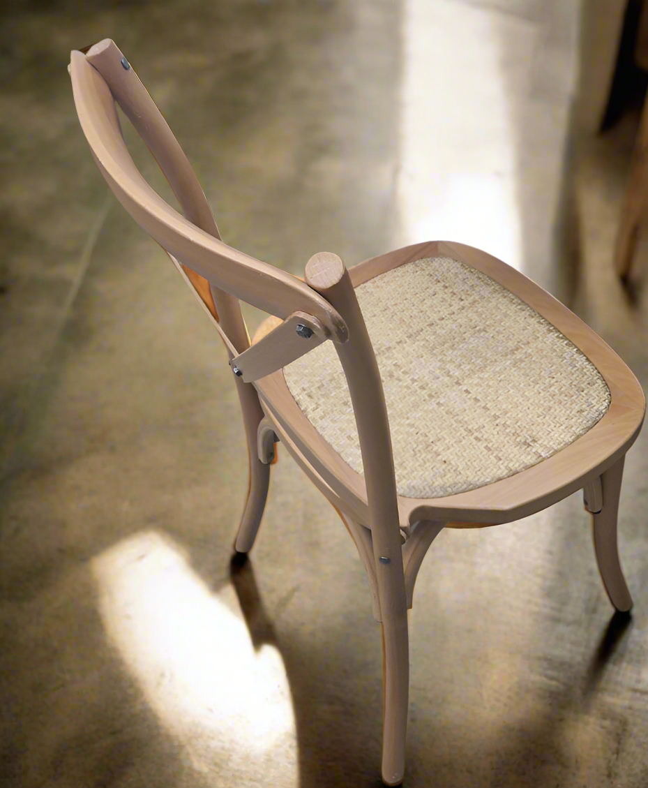 Thonet-Stuhl aus Massivholz und Rattan-Sitzfläche in Naturfinish, stapelbar