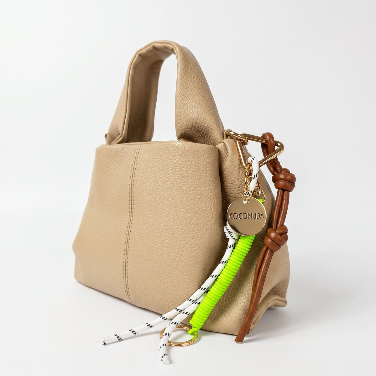 Coconuda Borsa a Mano in Ecopelle Goffrata con Charm Decorativo e Tracolla