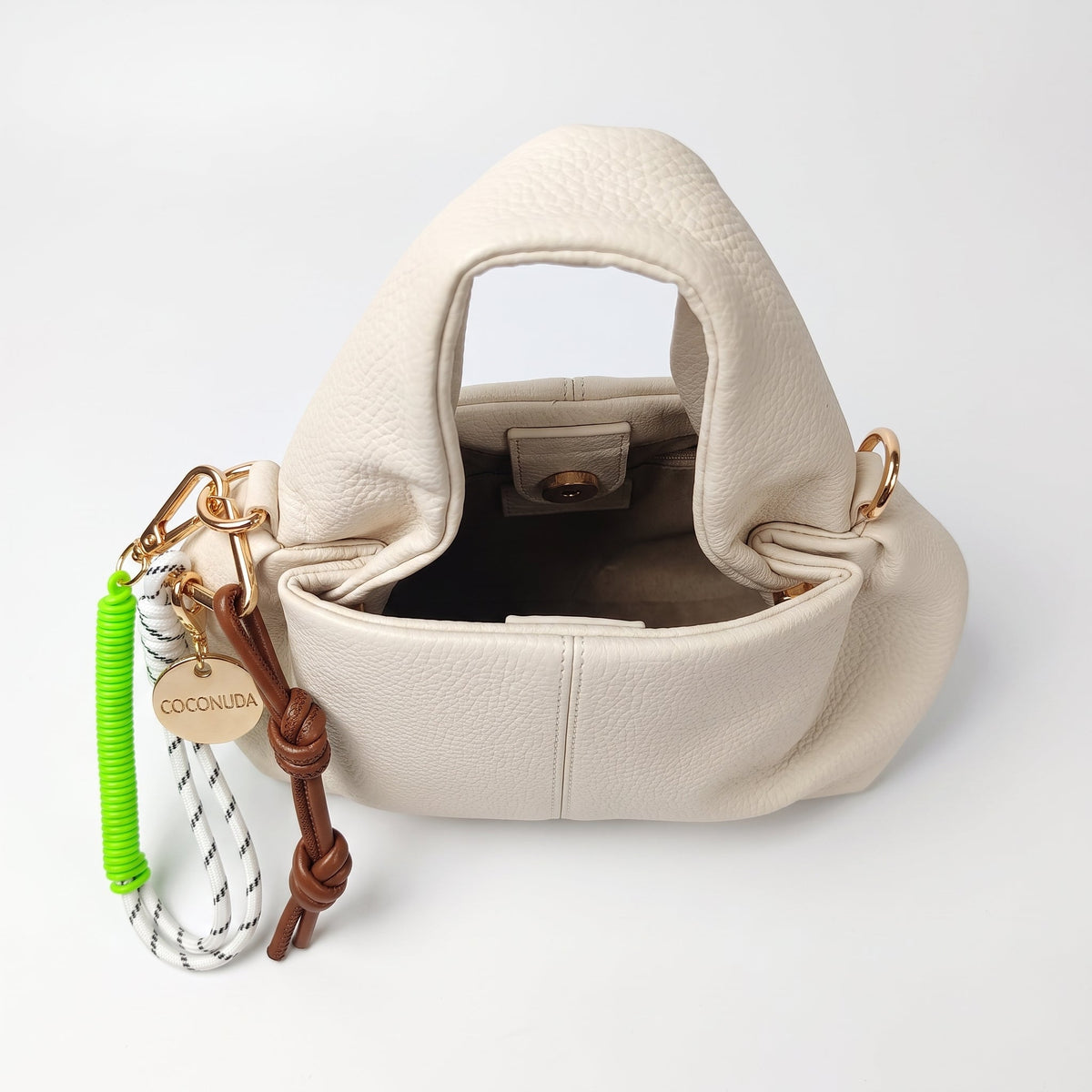 Coconuda Borsa a Mano in Ecopelle Goffrata con Charm Decorativo e Tracolla
