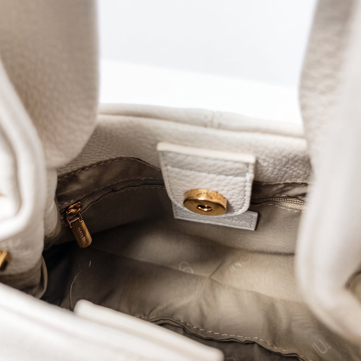 Coconuda Borsa a Mano in Ecopelle Goffrata con Charm Decorativo e Tracolla