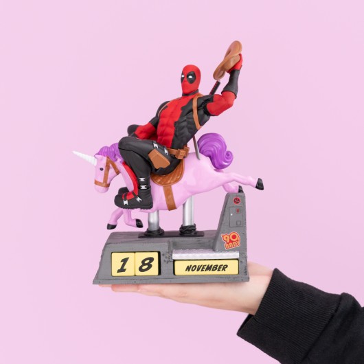 Ewiger Kalender - Marvel Deadpool (Pony) 3D Tischfigur Gadget Statue Schreibtischdekoration Fans: Geschenk Gadget 17 x 21 x 9,5 cm