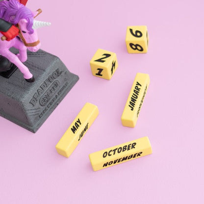 Ewiger Kalender - Marvel Deadpool (Pony) 3D Tischfigur Gadget Statue Schreibtischdekoration Fans: Geschenk Gadget 17 x 21 x 9,5 cm