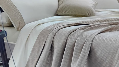 Coordinato Letto Ares – Copriletto + Completo Letto in Cotone Jacquard