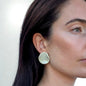 Perla | Orecchini a lobo in ceramica color salvia con perla realizzati a mano