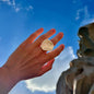 Perla | Anello in ceramica bianco perla lavorato a mano