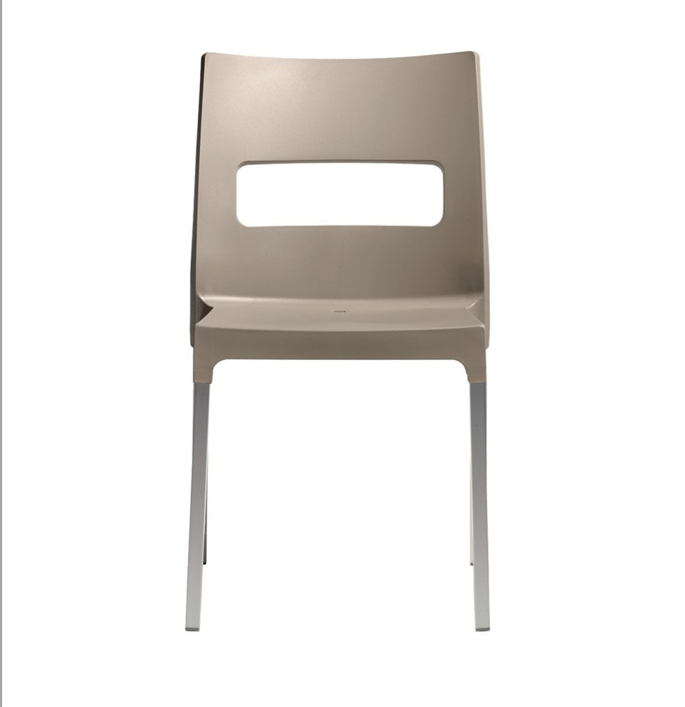 Stuhl aus Kunststoff und Aluminium für den Außenbereich
