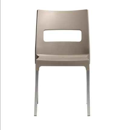 Stuhl aus Kunststoff und Aluminium für den Außenbereich