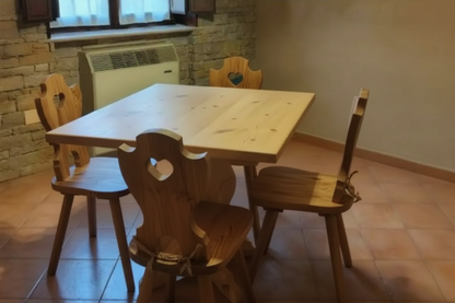 4er Set Stühle mit Herz + quadratischer Tisch 80x80x3 Kreuzfuß - Honigfarben