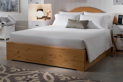 Doppelbett aus massivem Kiefernholz mit geformtem Kopfteil