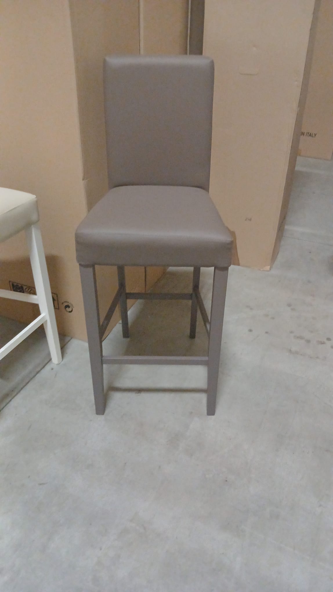 Hocker aus Kunstleder Taubengrau mit Gestell Taubengrau L.48 H.115 T.49 SH.74