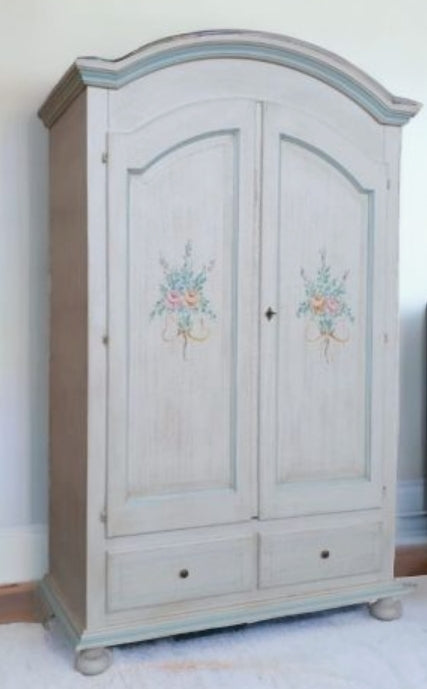 CIPOLLA Holzkleiderschrank, weiß patiniert, handbemalt, mit hellblauem Zierstreifen
