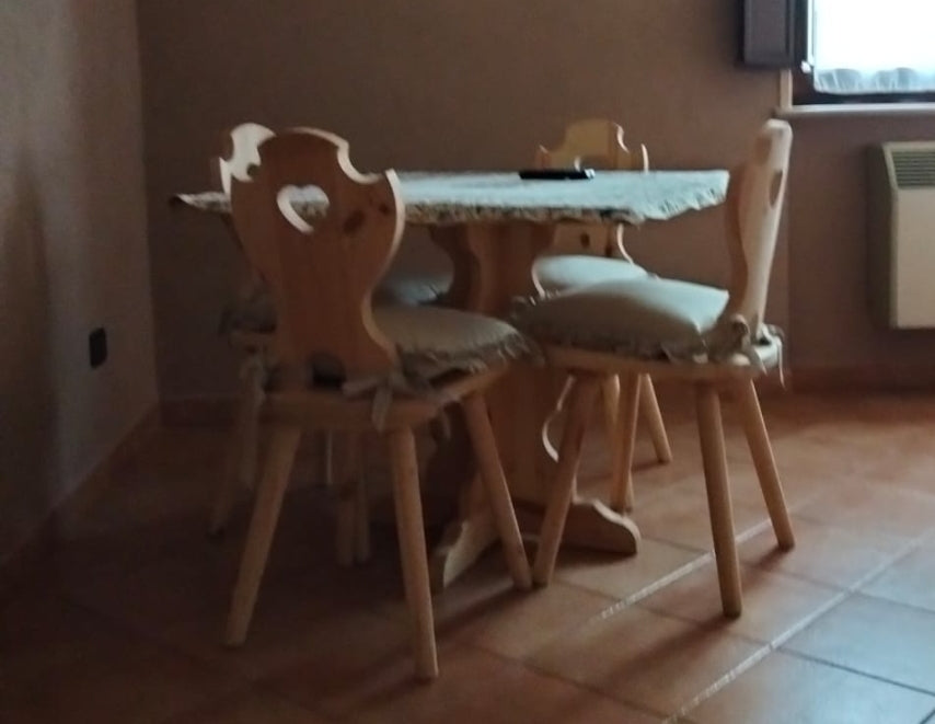 4er Set Stühle mit Herz + quadratischer Tisch 80x80x3 Kreuzfuß - Honigfarben