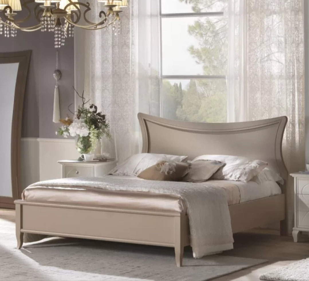 GEFORMTES DOPPELBETT TAUBEHOLZ