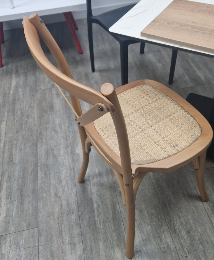 Thonet-Stuhl aus Massivholz und Rattan-Sitzfläche in Naturfinish, stapelbar