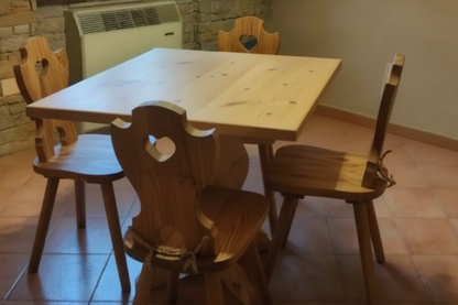 4er Set Stühle mit Herz + quadratischer Tisch 80x80x3 Kreuzfuß - Honigfarben