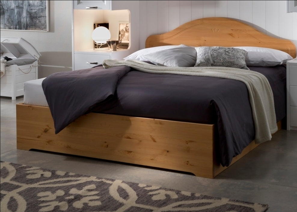 Doppelbett aus massivem Kiefernholz mit geformtem Kopfteil