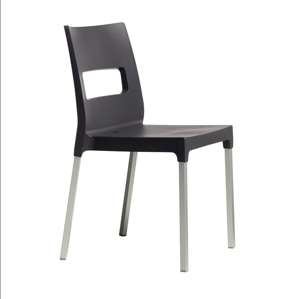 Stuhl aus Kunststoff und Aluminium für den Außenbereich