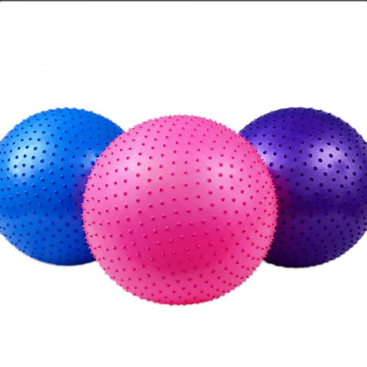 Aufblasbarer Gymnastikball für Übungen im Fitnessstudio und Yoga