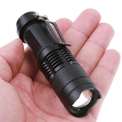 MINI TORCIA A LUCE BIANCA 10000 W LUMES RICARICABILE RESISTENTE GANCIO