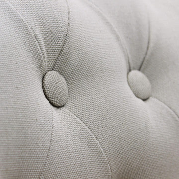 Divano elegante con capitonné in tessuto di lusso