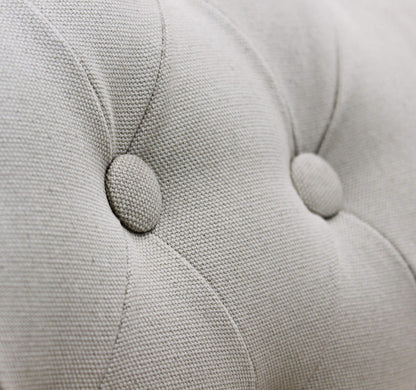 Divano elegante con capitonné in tessuto di lusso