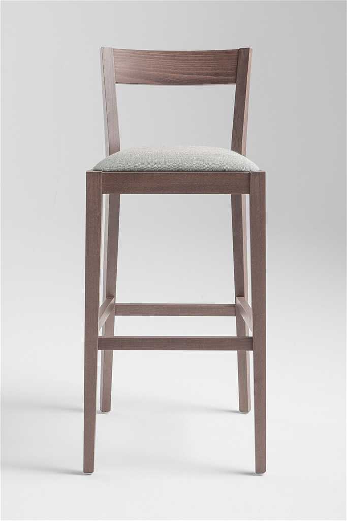 Hocker aus Buche, verschiedenfarbig gebeizt, mit Holzsitz oder gepolstert und mit Stoff oder Kunstleder bezogen.