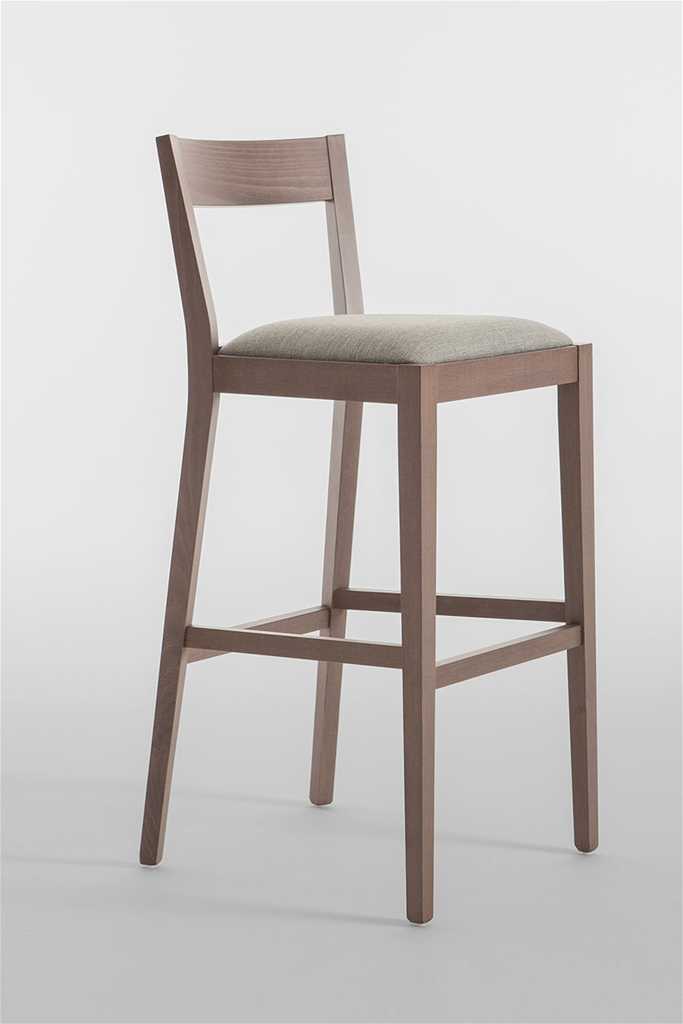 Hocker aus Buche, verschiedenfarbig gebeizt, mit Holzsitz oder gepolstert und mit Stoff oder Kunstleder bezogen.