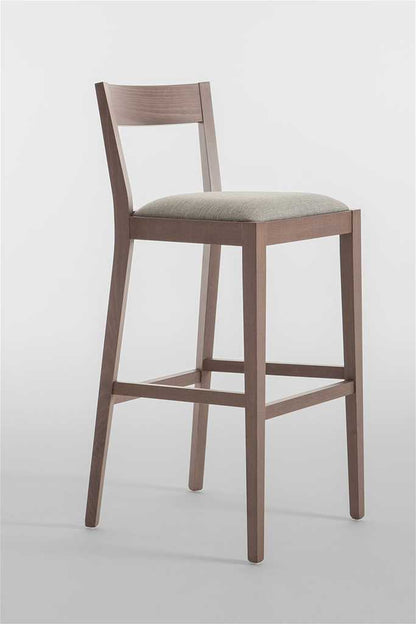 Hocker aus Buche, verschiedenfarbig gebeizt, mit Holzsitz oder gepolstert und mit Stoff oder Kunstleder bezogen.