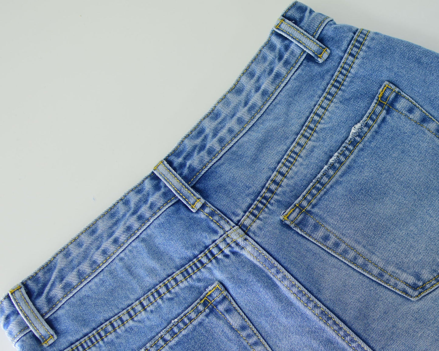 Pantaloncini di jeans strappati, super sottili  a vita alta