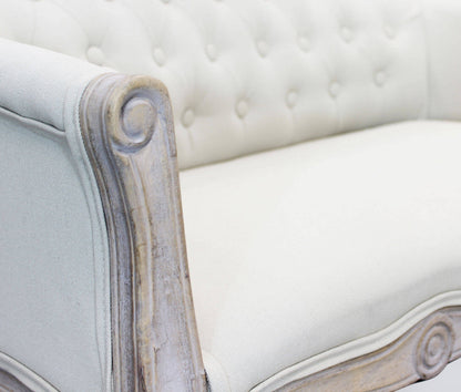Divano elegante con capitonné in tessuto di lusso
