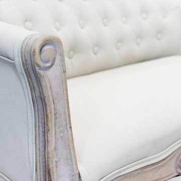 Divano elegante con capitonné in tessuto di lusso