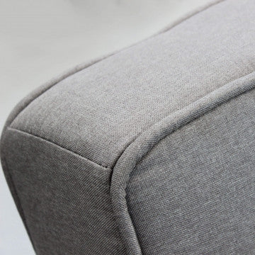 Divano elegante in tessuto di alta qualità con seduta allungata