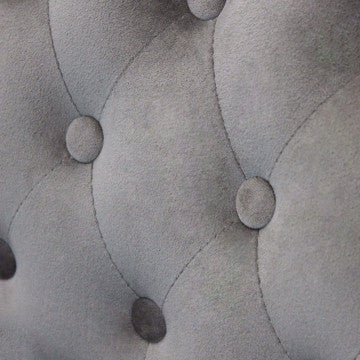 Divano elegante con capitonné in tessuto di lusso