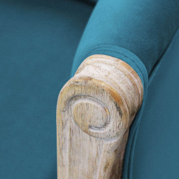 Divano elegante con capitonné in tessuto di lusso